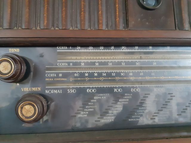 Radio a valvole in legno anni 50