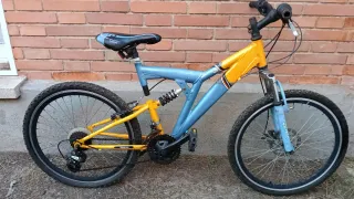 Bicicleta Decathlon plateada con cesta