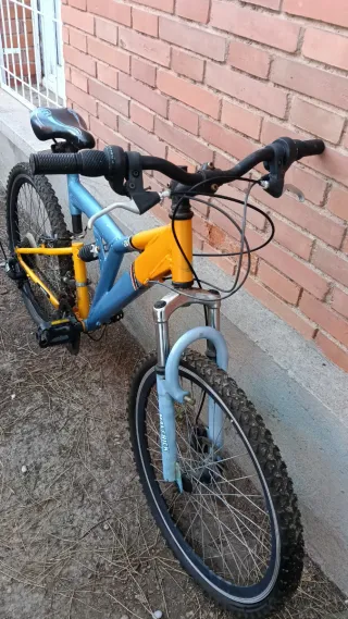 Bicicleta Decathlon plateada con cesta