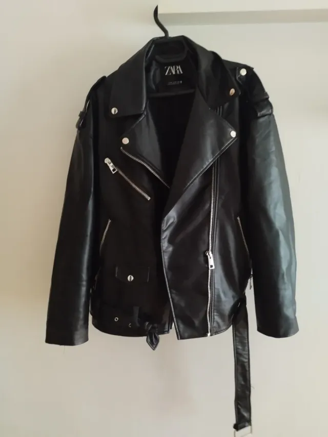 Cazadora Zara Negra Talla M en buen estado