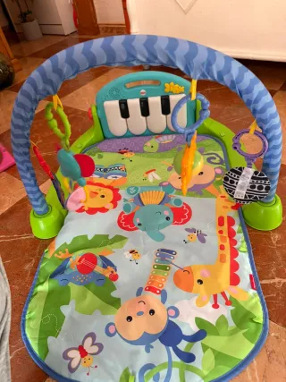 Gimnasio para bebés con juguetes