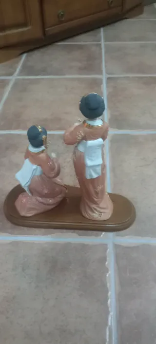 Figure in porcellana di dame cinesi su base in legno