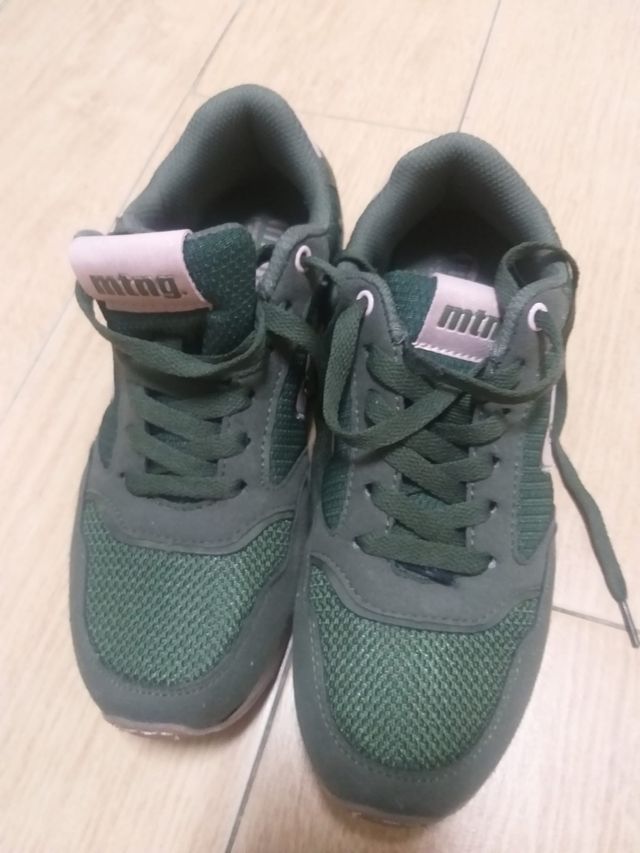 Zapatillas mtng verdes y plateadas