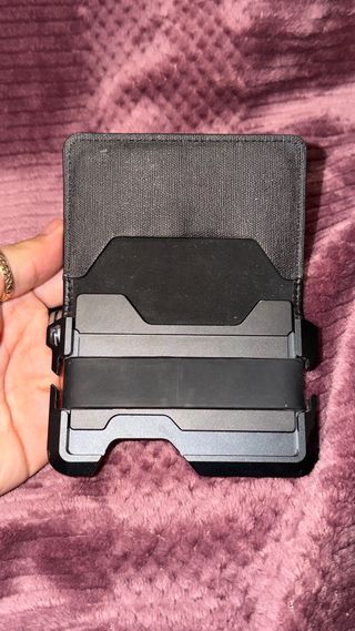 Tarjetero de metal negro