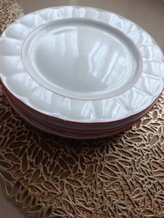 Juego de  Platos Porcelana Blanco y Rojo