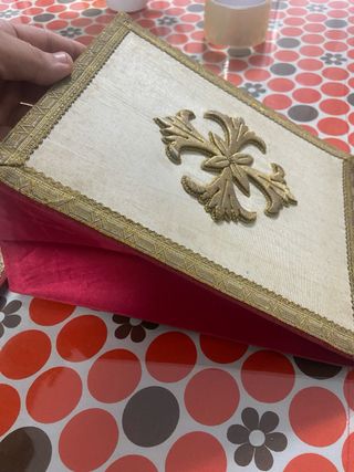 Galón y cruz bordada dorada