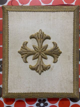 Galón y cruz bordada dorada