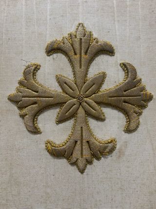 Galón y cruz bordada dorada