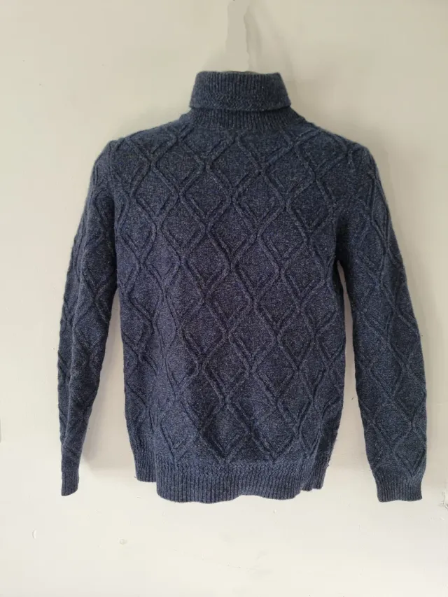 Jersey azul de cuello alto con rombos