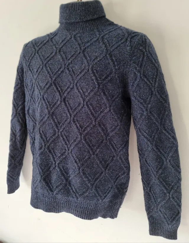 Jersey azul de cuello alto con rombos