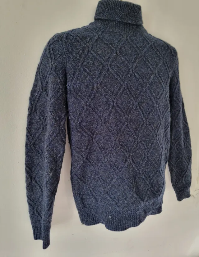 Jersey azul de cuello alto con rombos