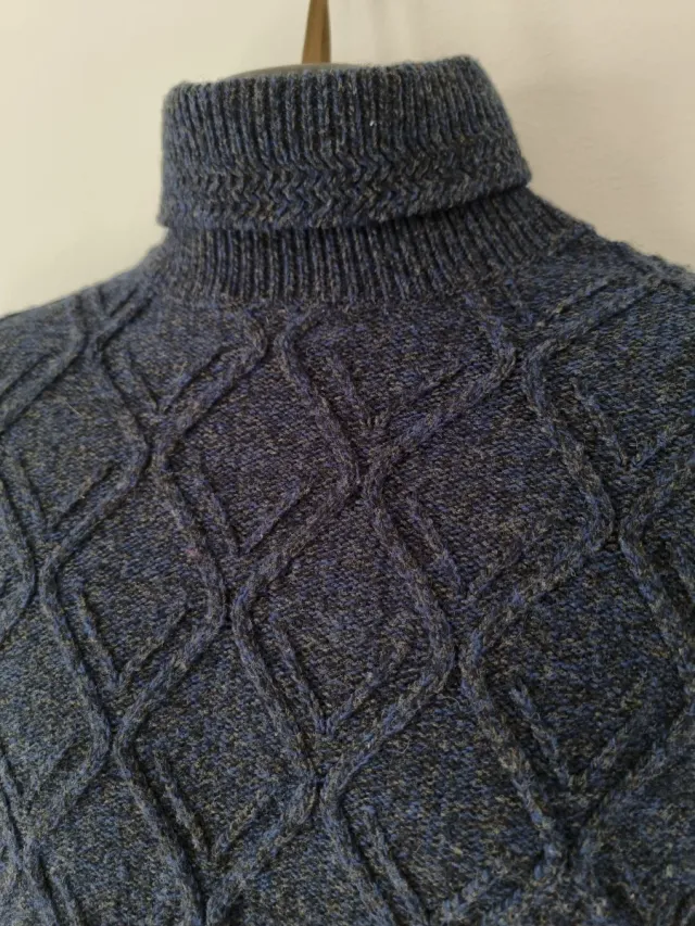 Jersey azul de cuello alto con rombos