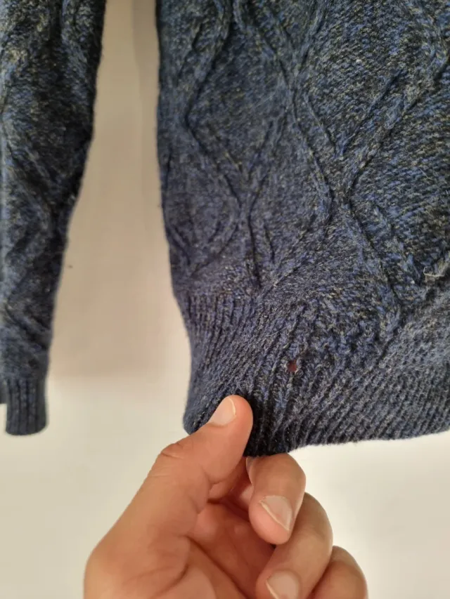 Jersey azul de cuello alto con rombos