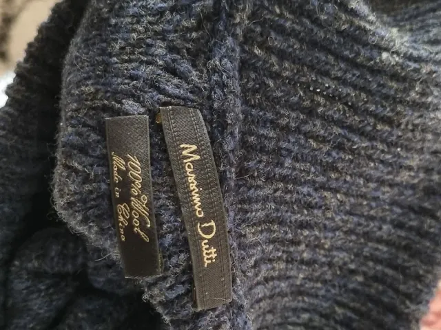 Jersey azul de cuello alto con rombos