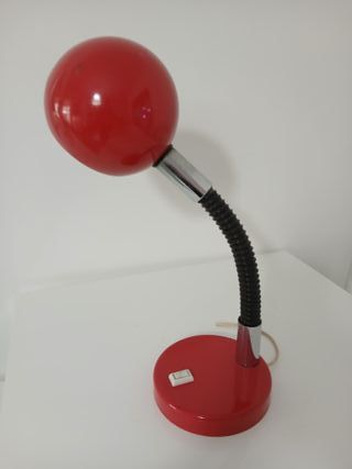 Lampada da tavolo rossa snodabile