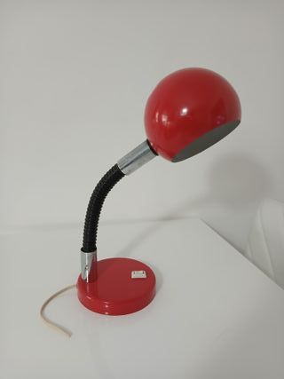 Lampada da tavolo rossa snodabile