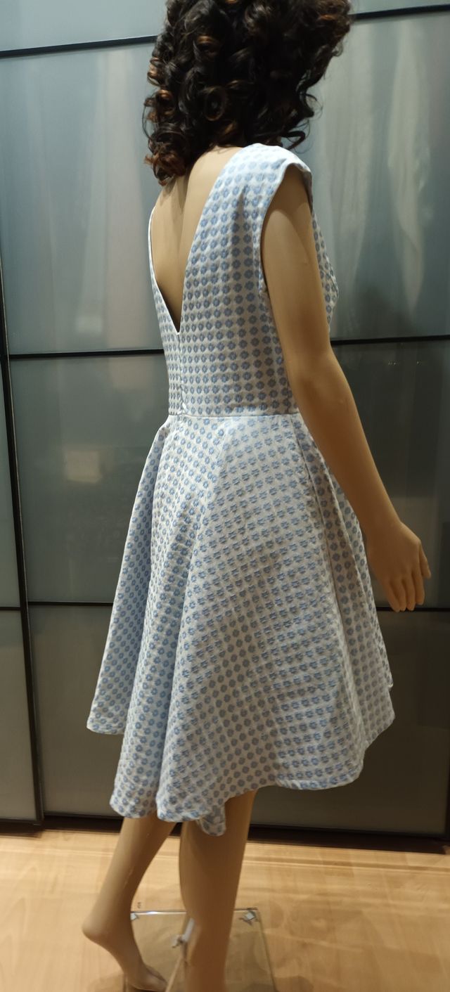 Vestido de fiesta azul y blanco