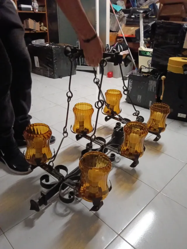 Lámpara antigua de metal y cristal ámbar