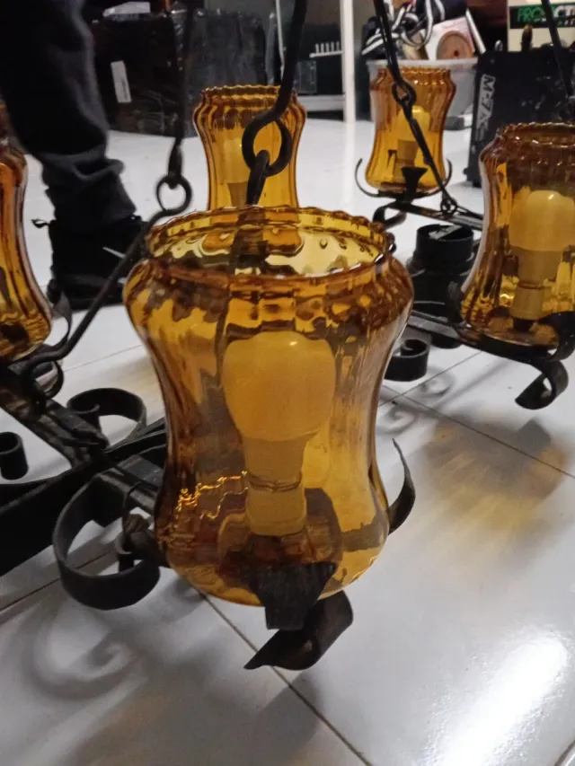 Lámpara antigua de metal y cristal ámbar