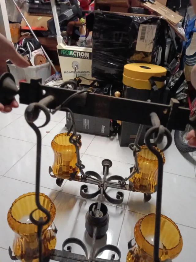 Lámpara antigua de metal y cristal ámbar