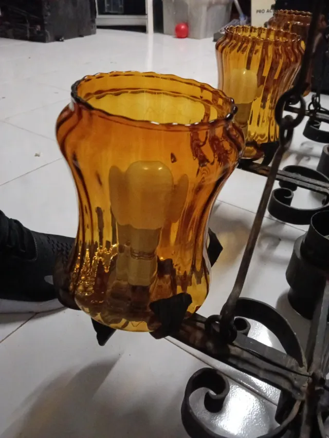 Lámpara antigua de metal y cristal ámbar