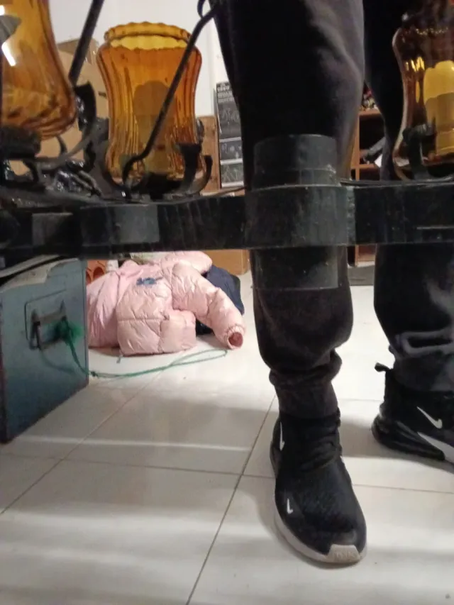 Lámpara antigua de metal y cristal ámbar