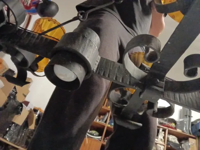 Lámpara antigua de metal y cristal ámbar