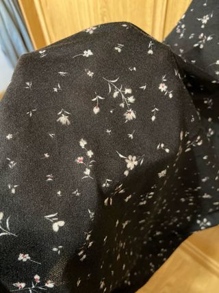 Vestido negro con estampado floral