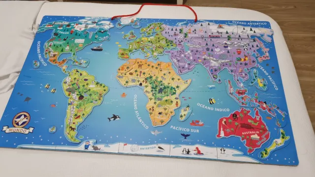 Mapamundi de madera educativo