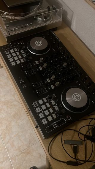 Controlador DJ Traktor Kontrol S4 MK2