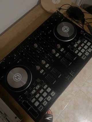 Controlador DJ Traktor Kontrol S4 MK2