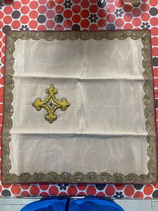 encaje antiguo y cruz bordada