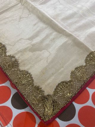 encaje antiguo y cruz bordada