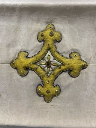 encaje antiguo y cruz bordada