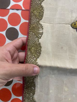 encaje antiguo y cruz bordada