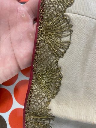 encaje antiguo y cruz bordada