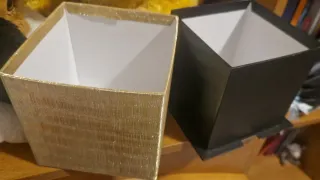 Scatola dorata con perline