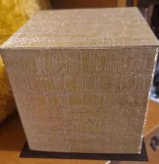 Scatola dorata con perline