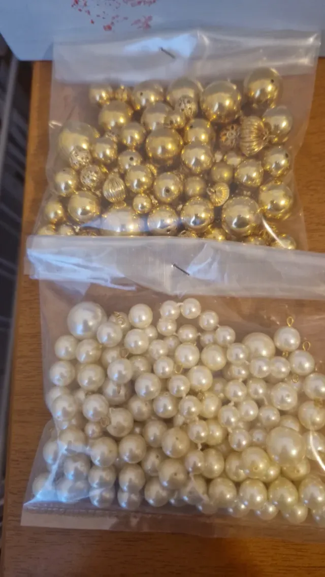 Scatola dorata con perline