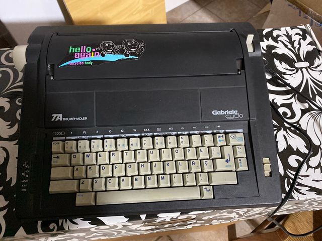 Máquina de escribir eléctrica Triumph Adler