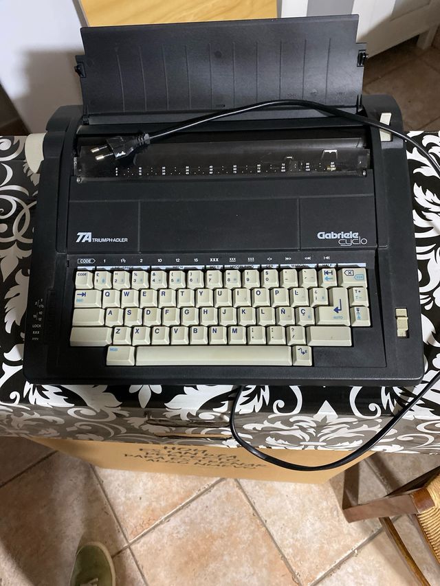 Máquina de escribir eléctrica Triumph Adler