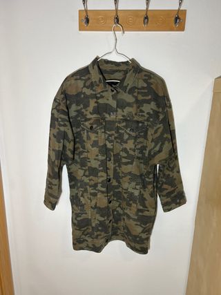 Chaqueta larga camuflaje Zara