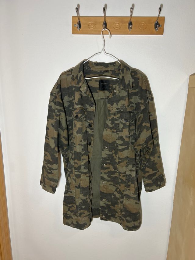 Chaqueta larga camuflaje Zara