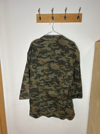Chaqueta larga camuflaje Zara