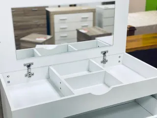 Cómoda blanca con espejo