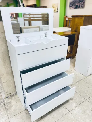 Cómoda blanca con espejo