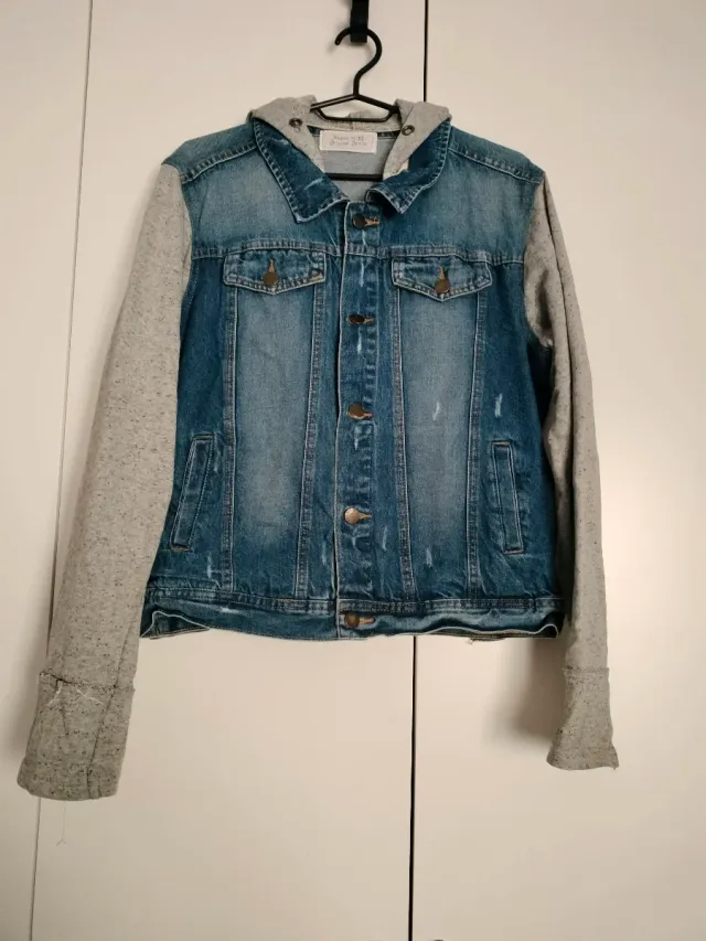 Cazadora vaquera con capucha gris