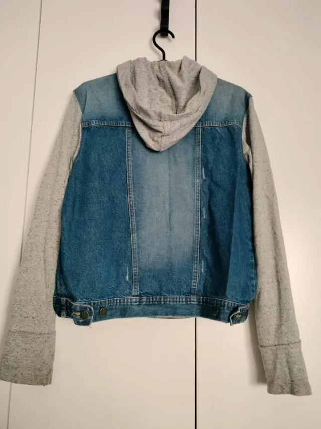 Cazadora vaquera con capucha gris