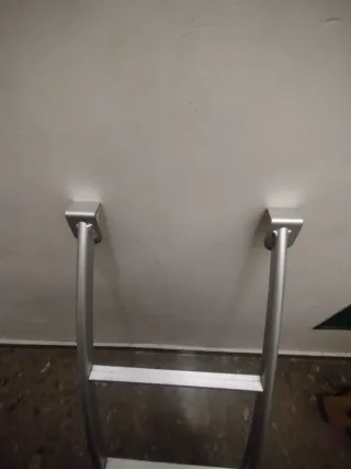 Escalera de cama de metal plateado 100 cm.