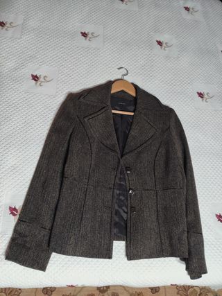 Chaqueta de vestir marrón.